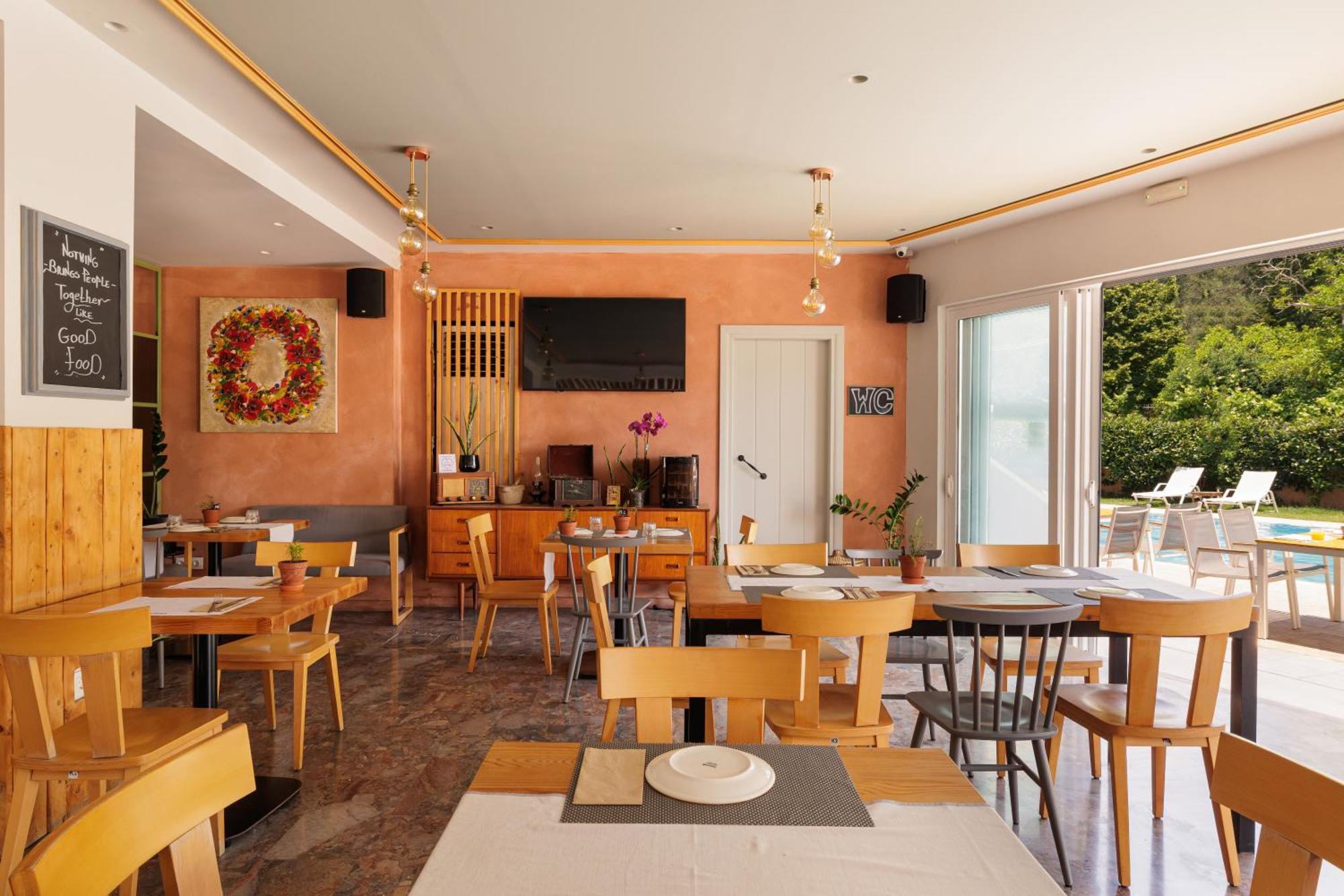 Dominoes Corfu Ipsos