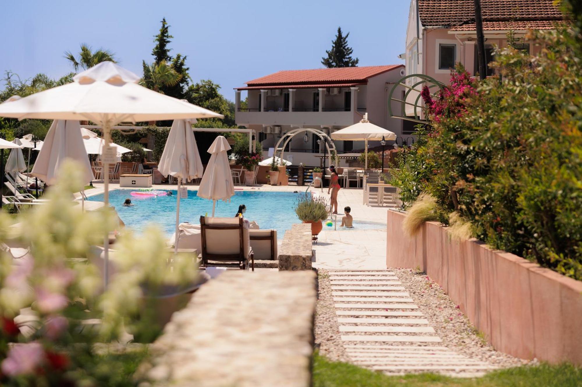 Dominoes Corfu Ipsos